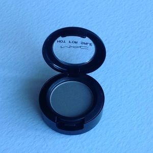 MAC Cosmetics satin Eye Shadow "SWELL BABY"